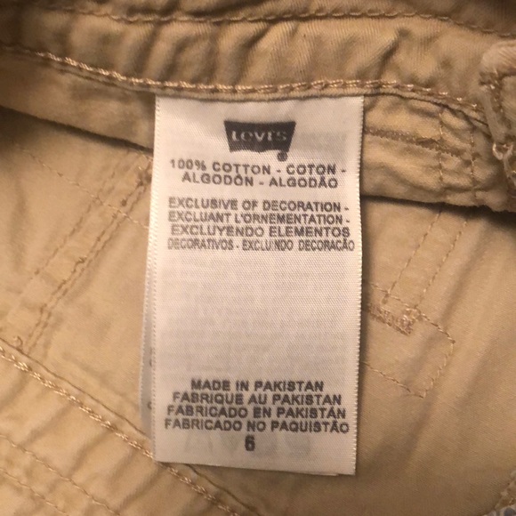 Women’s Levi’s khaki shorts - Picture 3 of 4